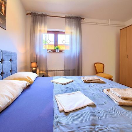 Apartment Bazina - Airconditioning, Parking, 500M From The Beach Krk Town Exterior foto