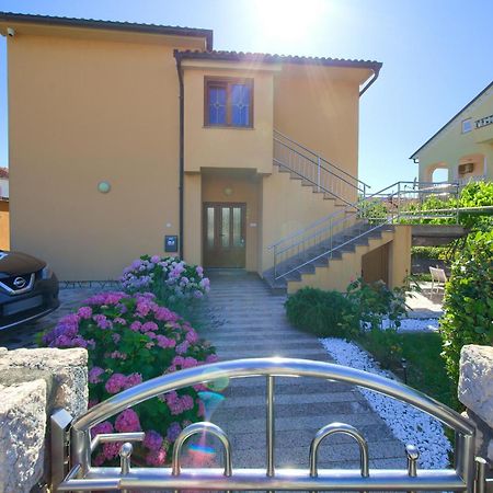 Apartment Bazina - Airconditioning, Parking, 500M From The Beach Krk Town Exterior foto