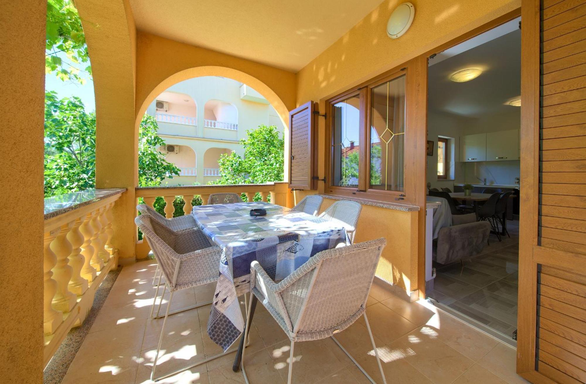 Apartment Bazina - Airconditioning, Parking, 500M From The Beach Krk Town Exterior foto
