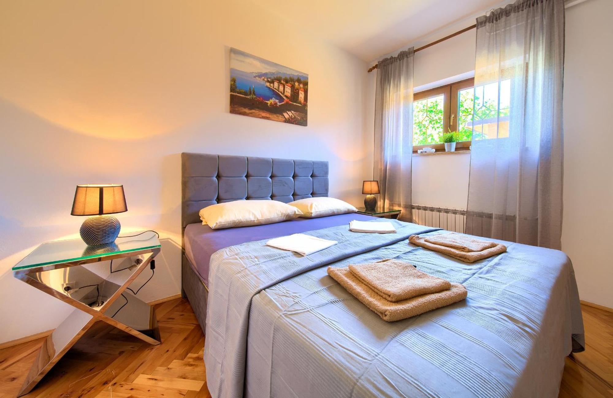 Apartment Bazina - Airconditioning, Parking, 500M From The Beach Krk Town Exterior foto